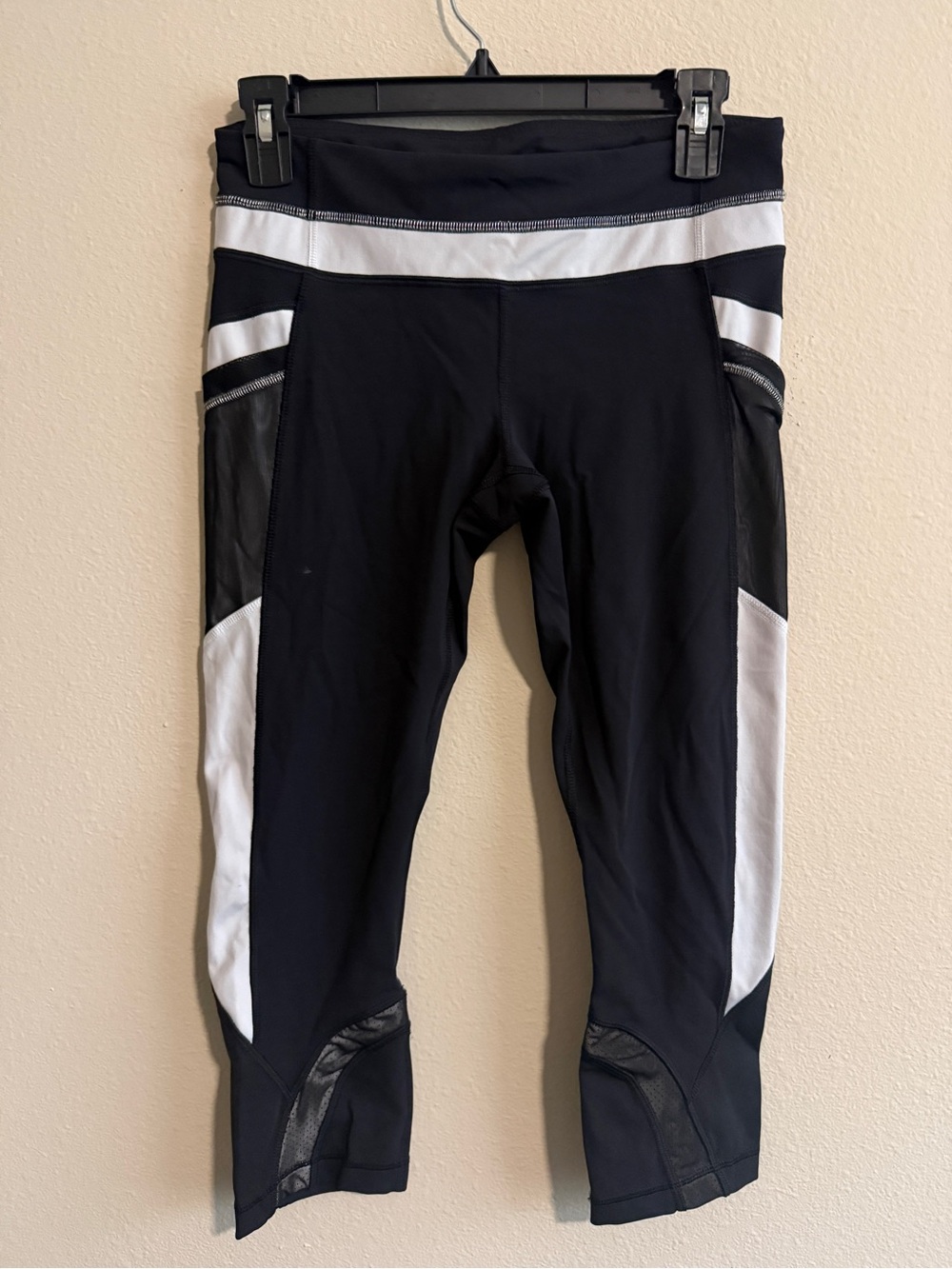 Lululemon Women’s Black White Cropped Leggings Capri Mesh Zip Pockets Size 6